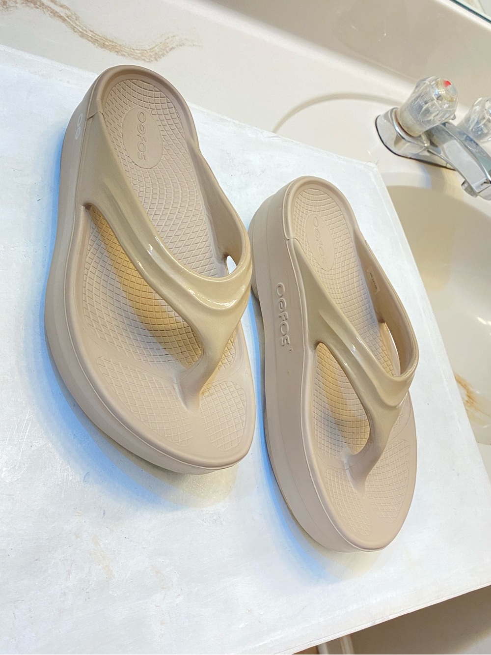OOFOS OOMega OOlala Size 7W excellent condition no wear and tear great bottom